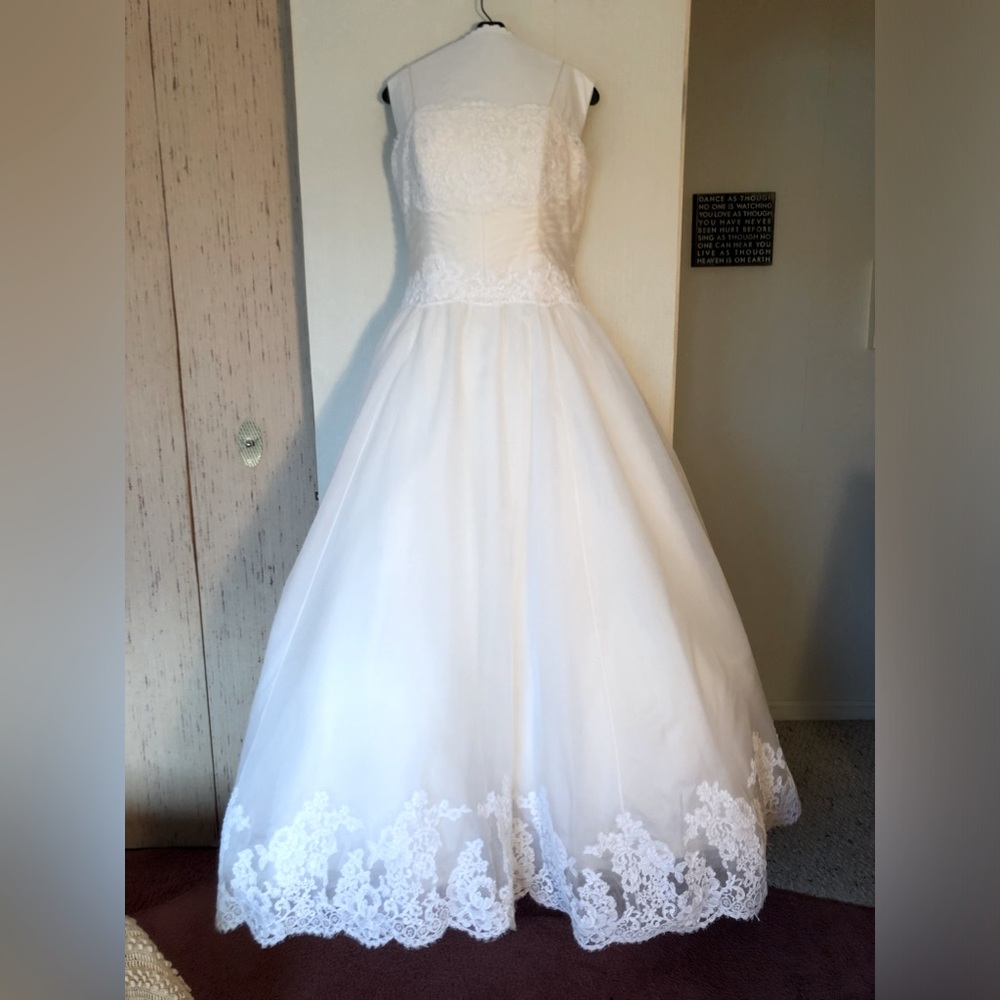 Gorgeous Strapless Wedding Dress designer Alvina Valenta. Organza, Lace Size 12